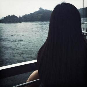何依彤