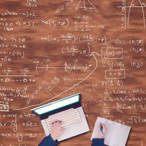 而立未立的书桌